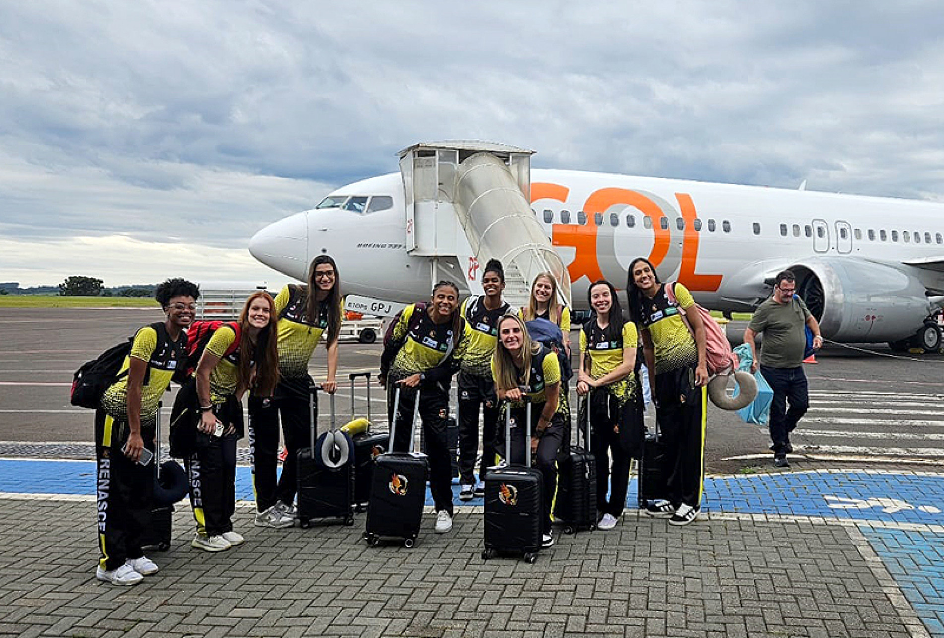 Jogadoras durante embarque a 
Santa Catarina: retornam amanhã
