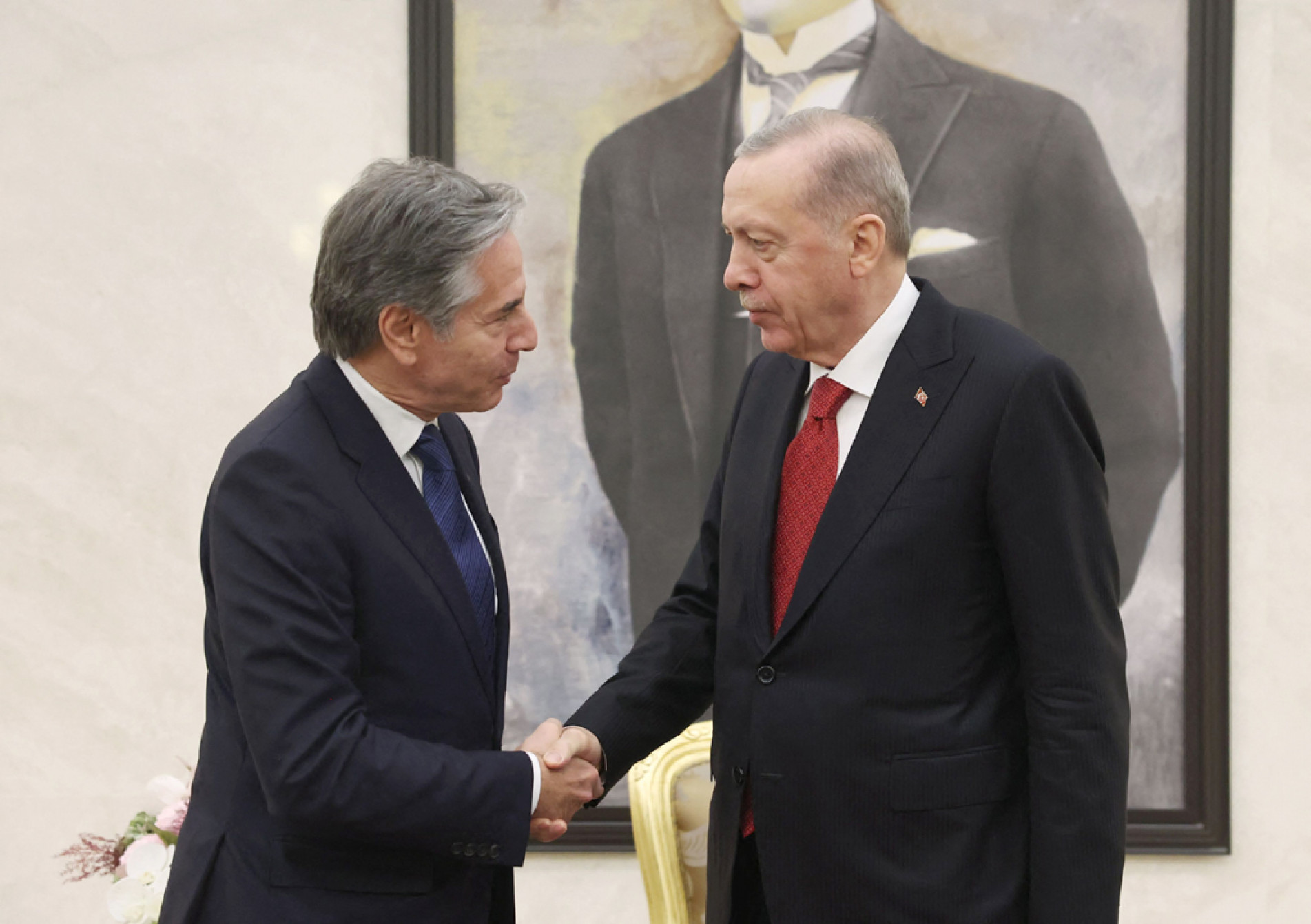  This handout photograph taken and released by the Turkish presidential press service on December 12, 2024, shows Turkish President Recep Tayyip Erdogan (R) shaking hands with US Secretary of State Antony Blinken at the Presidential Palace in Ankara. US Secretary of State Antony Blinken headed straight into talks with Turkish President Recep Tayyip Erdogan after landing in Ankara on December 12, 2024, a US official said. Washington's top diplomat flew in from the Jordanian Red Sea resort of Aqaba where he kicked off a regional tour to discuss fallout from the ouster of Syria's Bashar al-Assad. (Photo by Handout / TURKISH PRESIDENTIAL PRESS SERVICE / AFP) / RESTRICTED TO EDITORIAL USE - MANDATORY CREDIT 