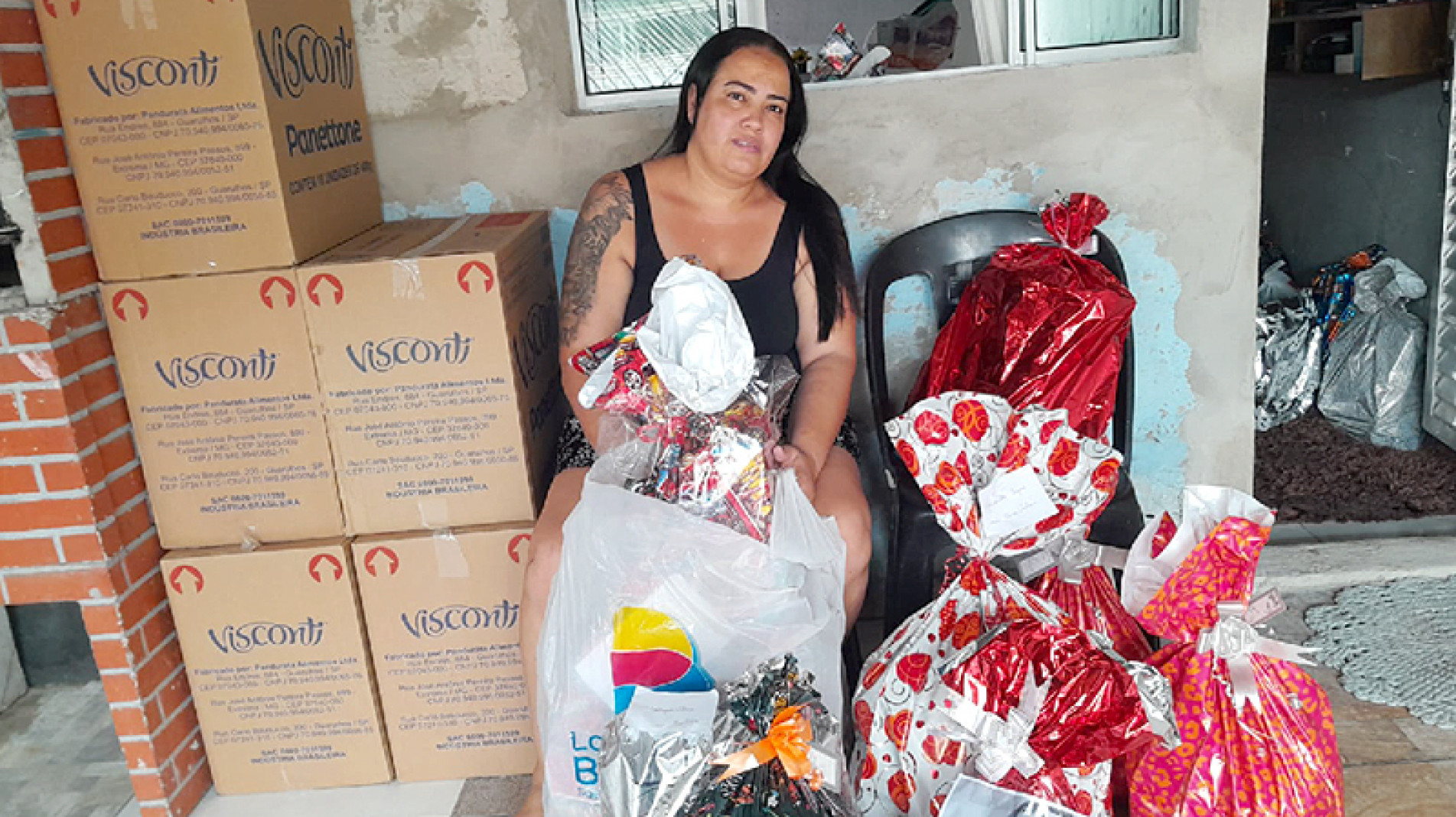 Juliana prepara os kits para 88 famílias neste Natal