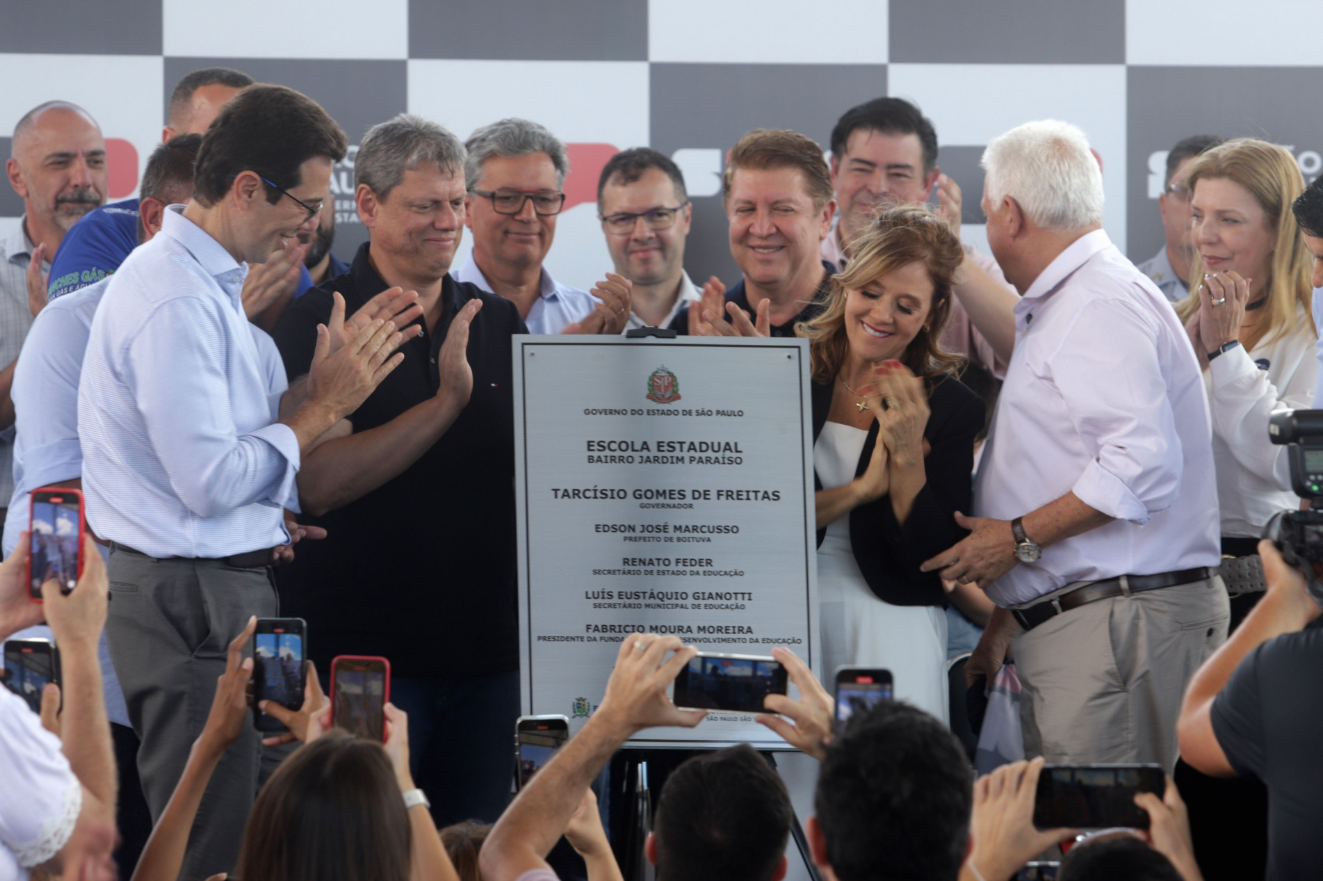 Ao lado do prefeito de Boituva, Edson Marcusso, Tarcísio fez o descerramento da placa 