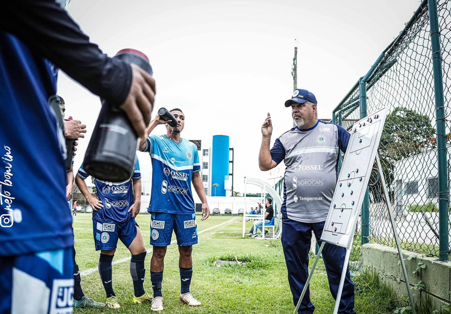 Técnico Kike Andrade passa instruções aos jogadores: time vai tentar surpreender
