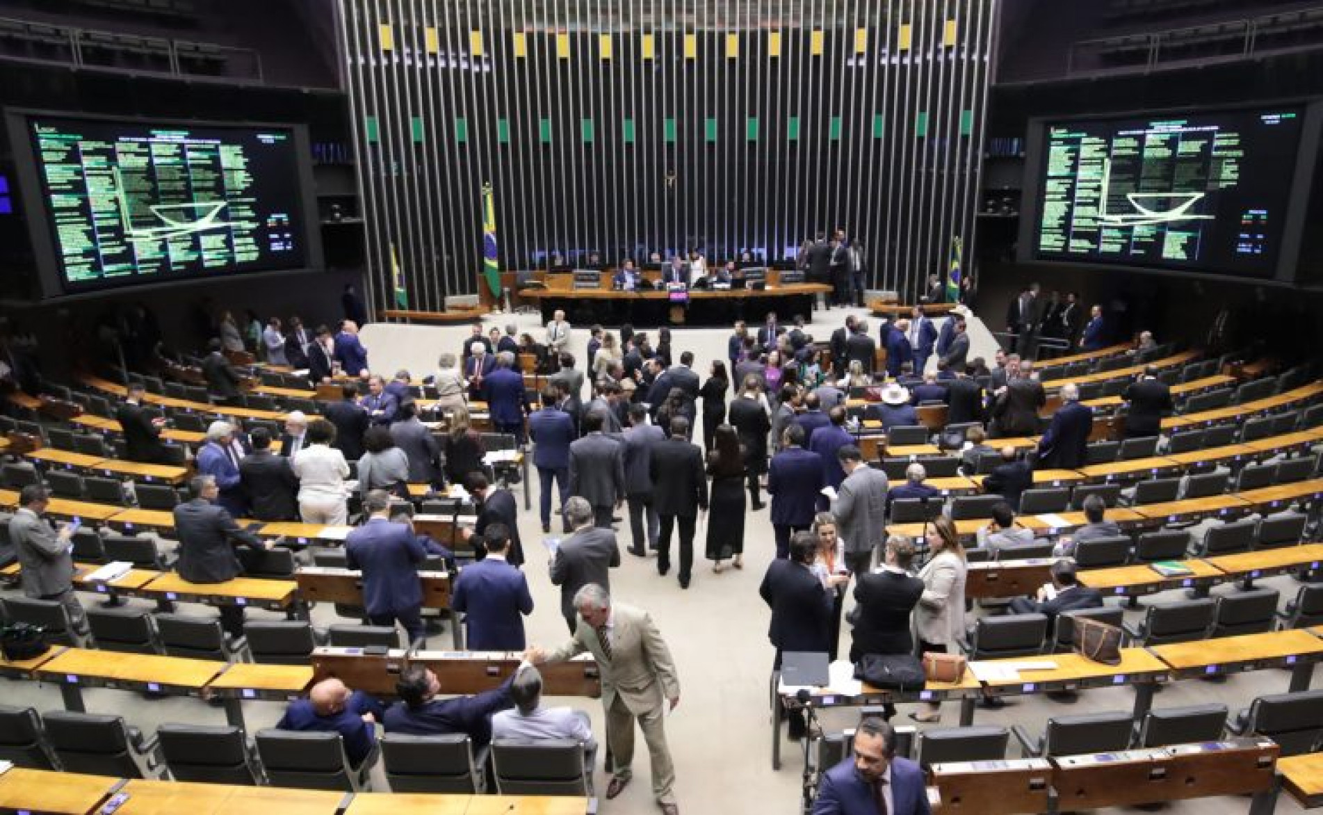 Parlamentares se reuniram no plenário da Câmara dos Deputados para apreciarem o texto pela segunda vez