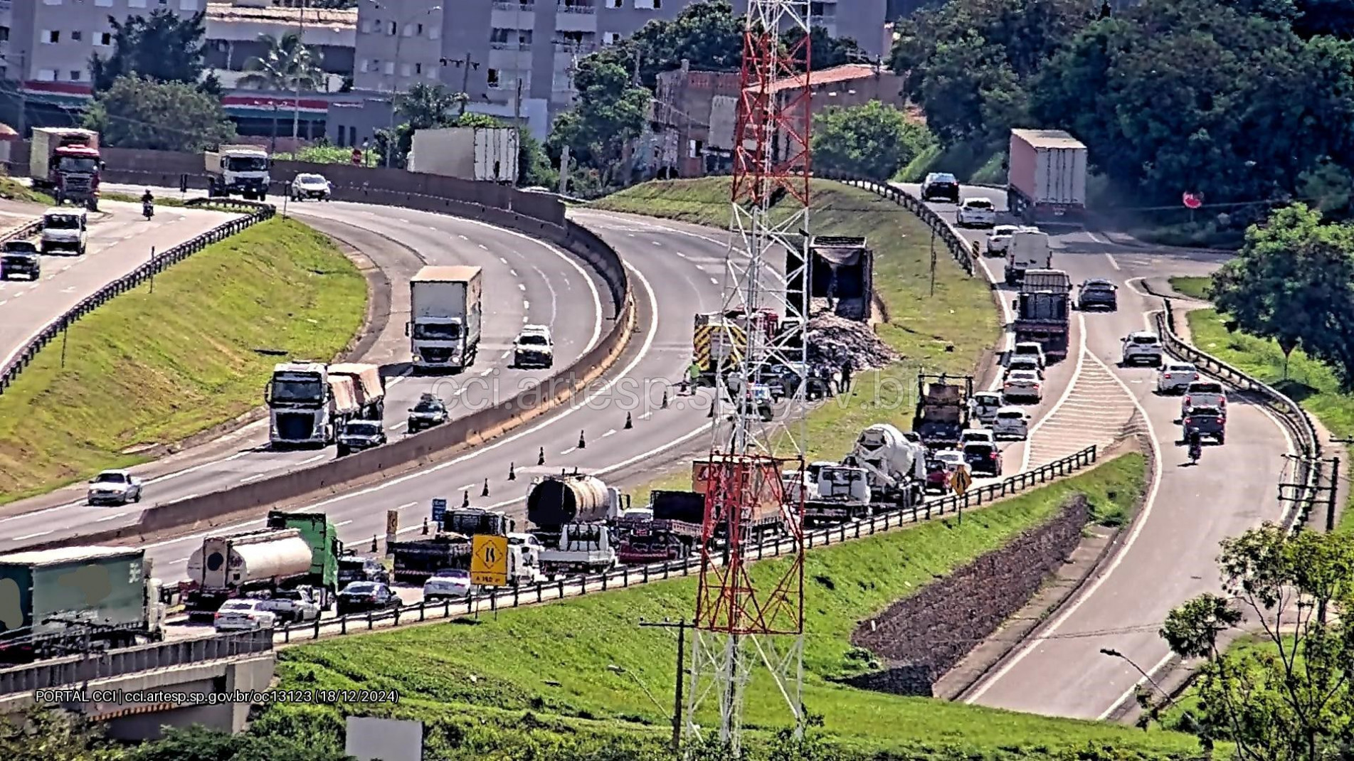 Os motoristas desviam pela pista marginal