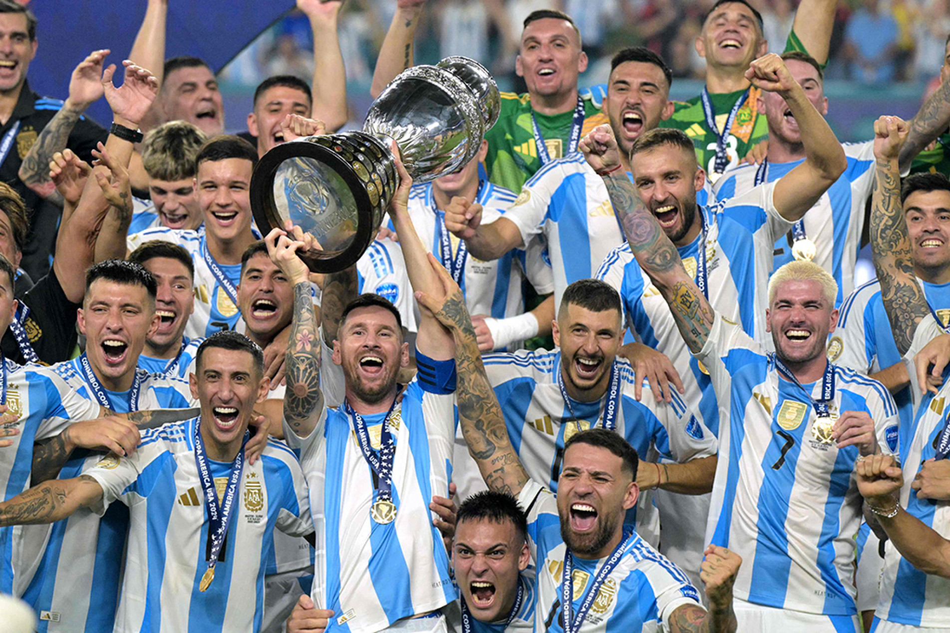 Jogadores da seleção argentina comemoram a conquista da Copa 2022
