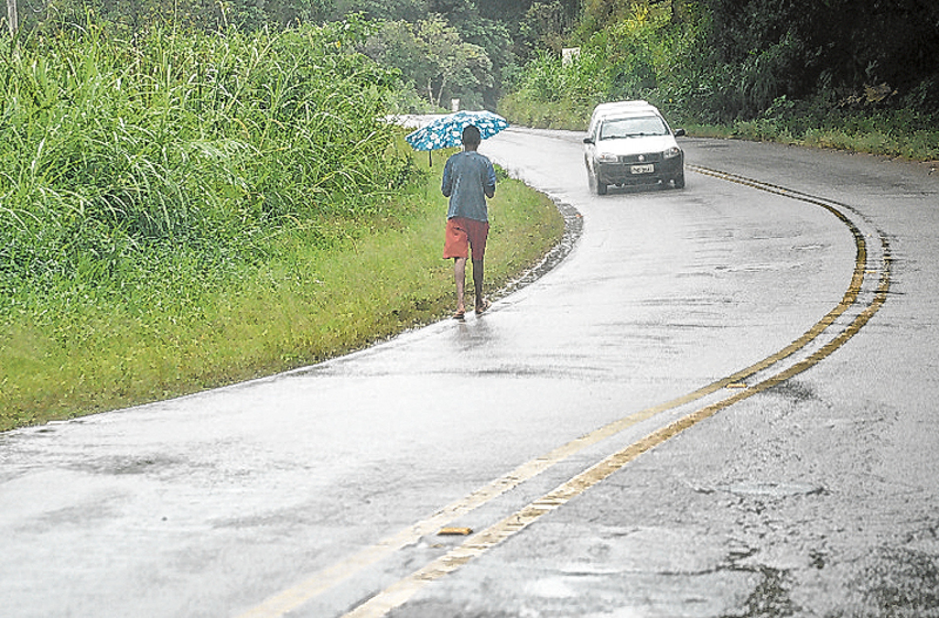 Rodovia que passa por Ibiúna é pista 
simples e não tem acostamento