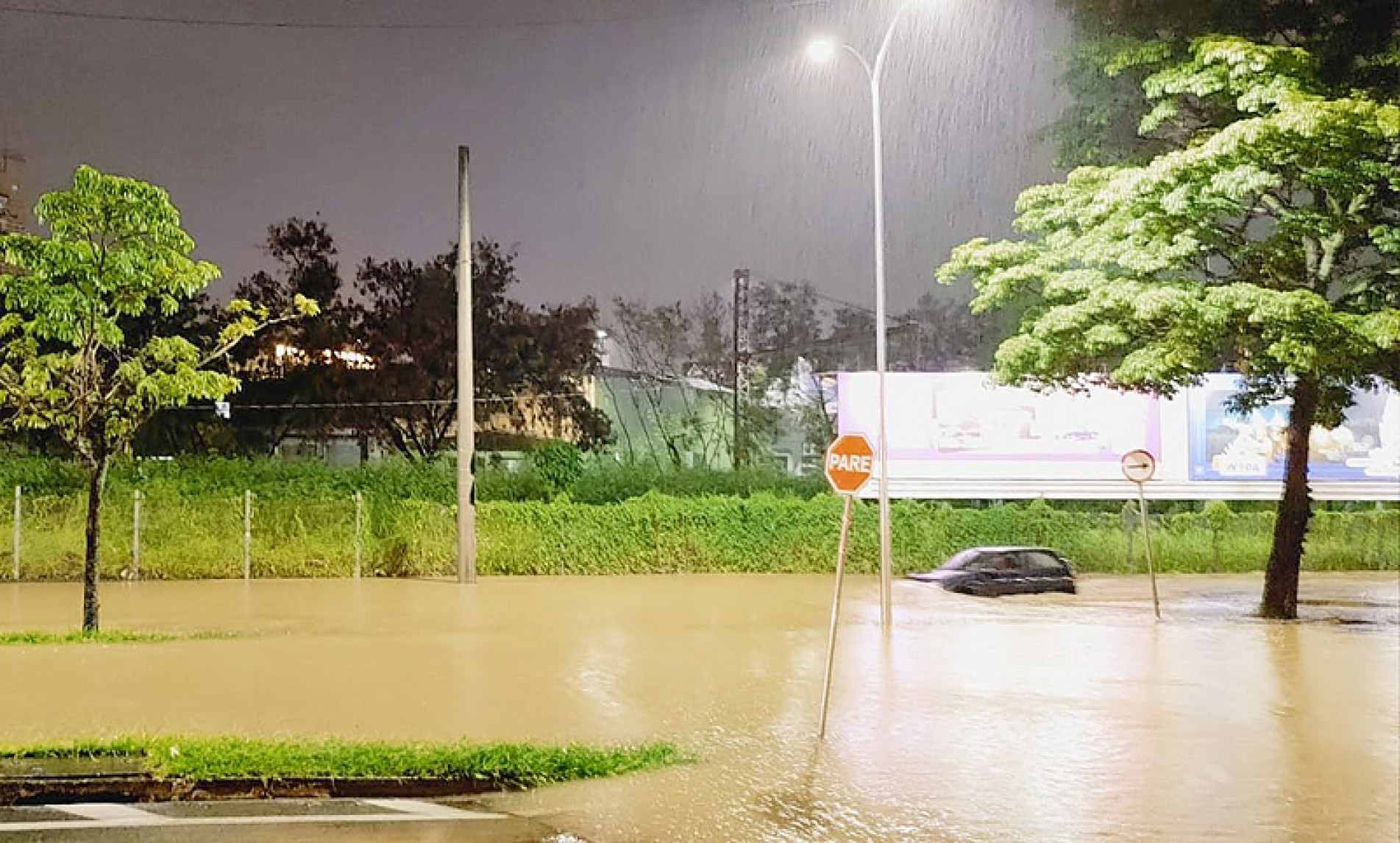 Av. Afonso Vergueiro foi tomada pelas águas ontem à noite 
