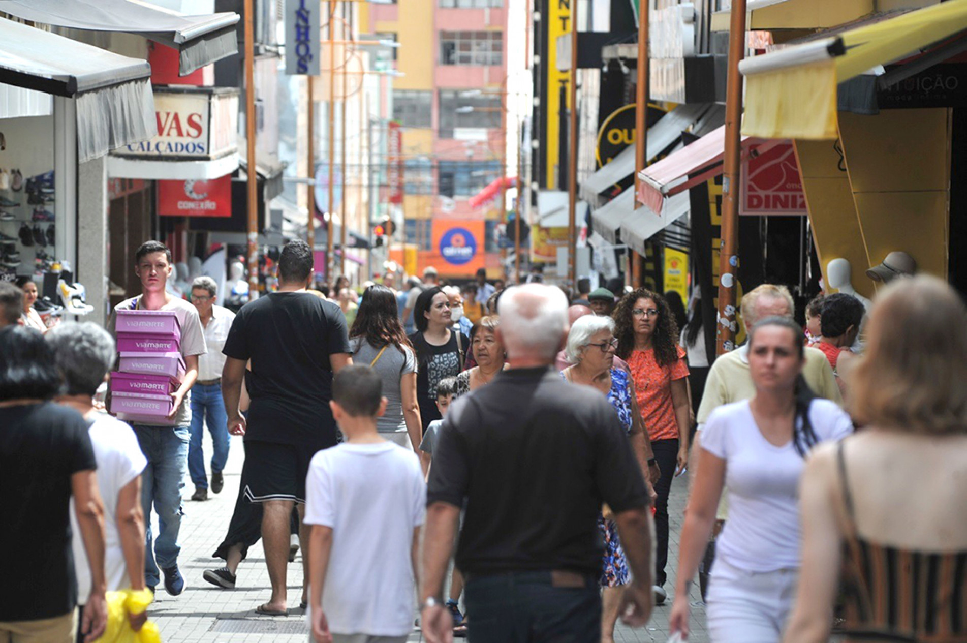 Para aqueles que irão às compras no começo da semana, pode-se esperar grande fluxo de pessoas e chuva