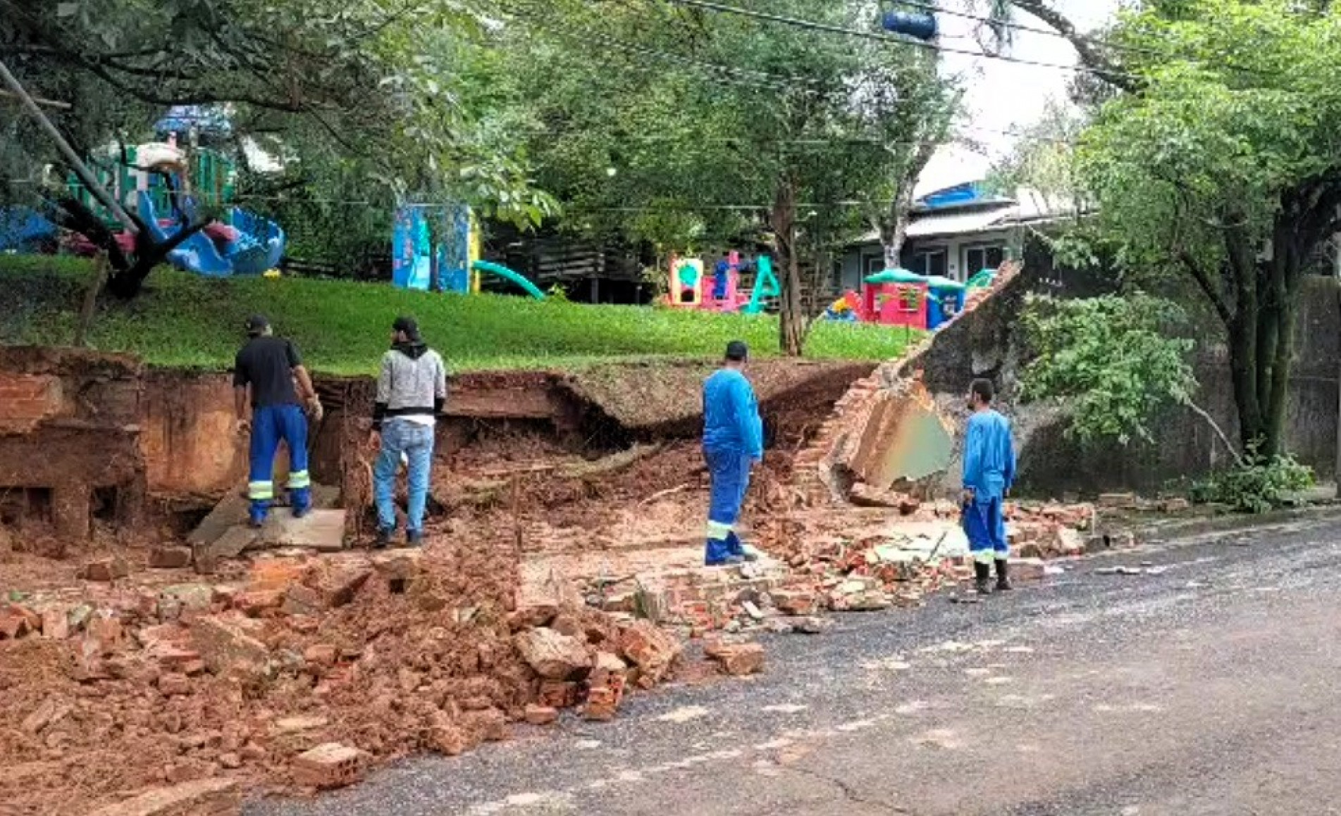 Parte do muro do Educandário Santo Agostinho, na Vila Jardini, desabou durante a chuva