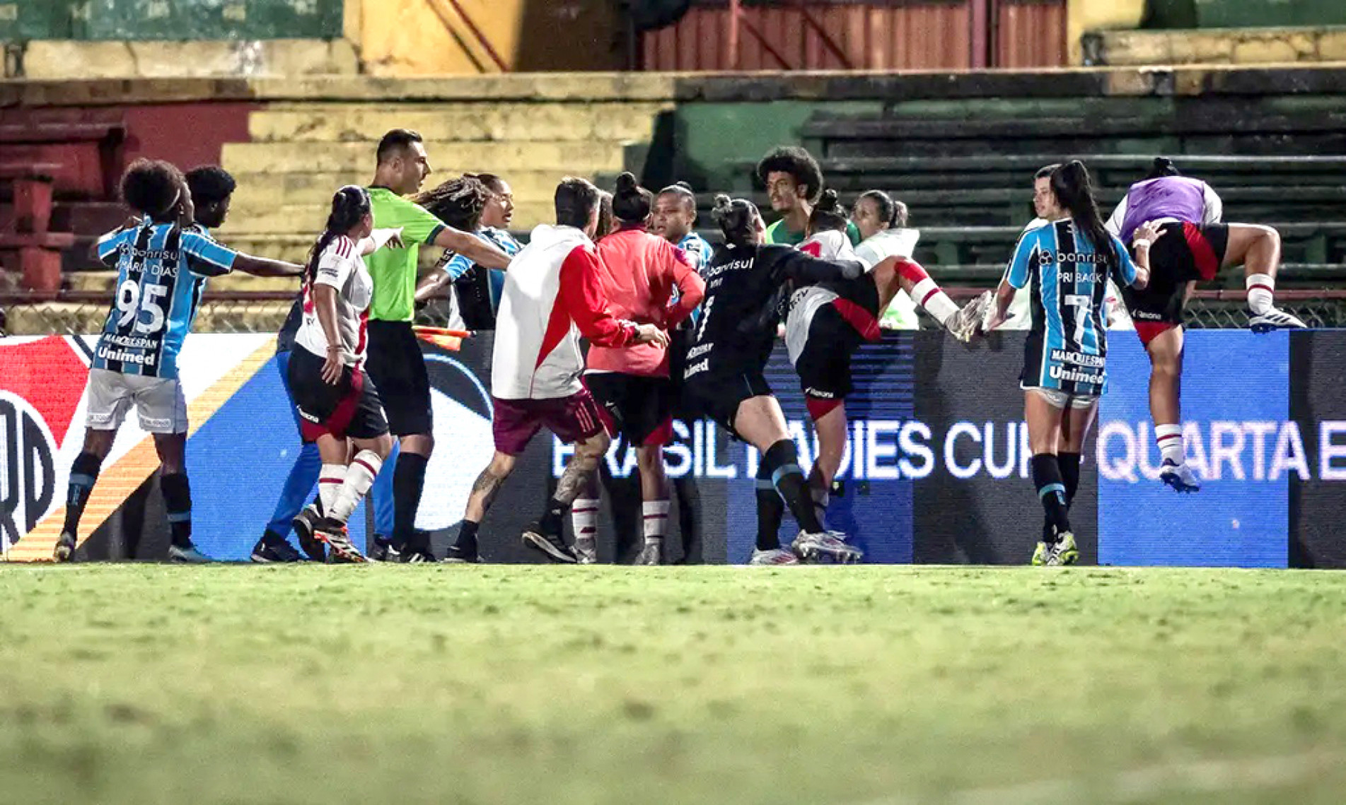 Jogo foi marcado por confusão e agressões no estádio do Canindé
