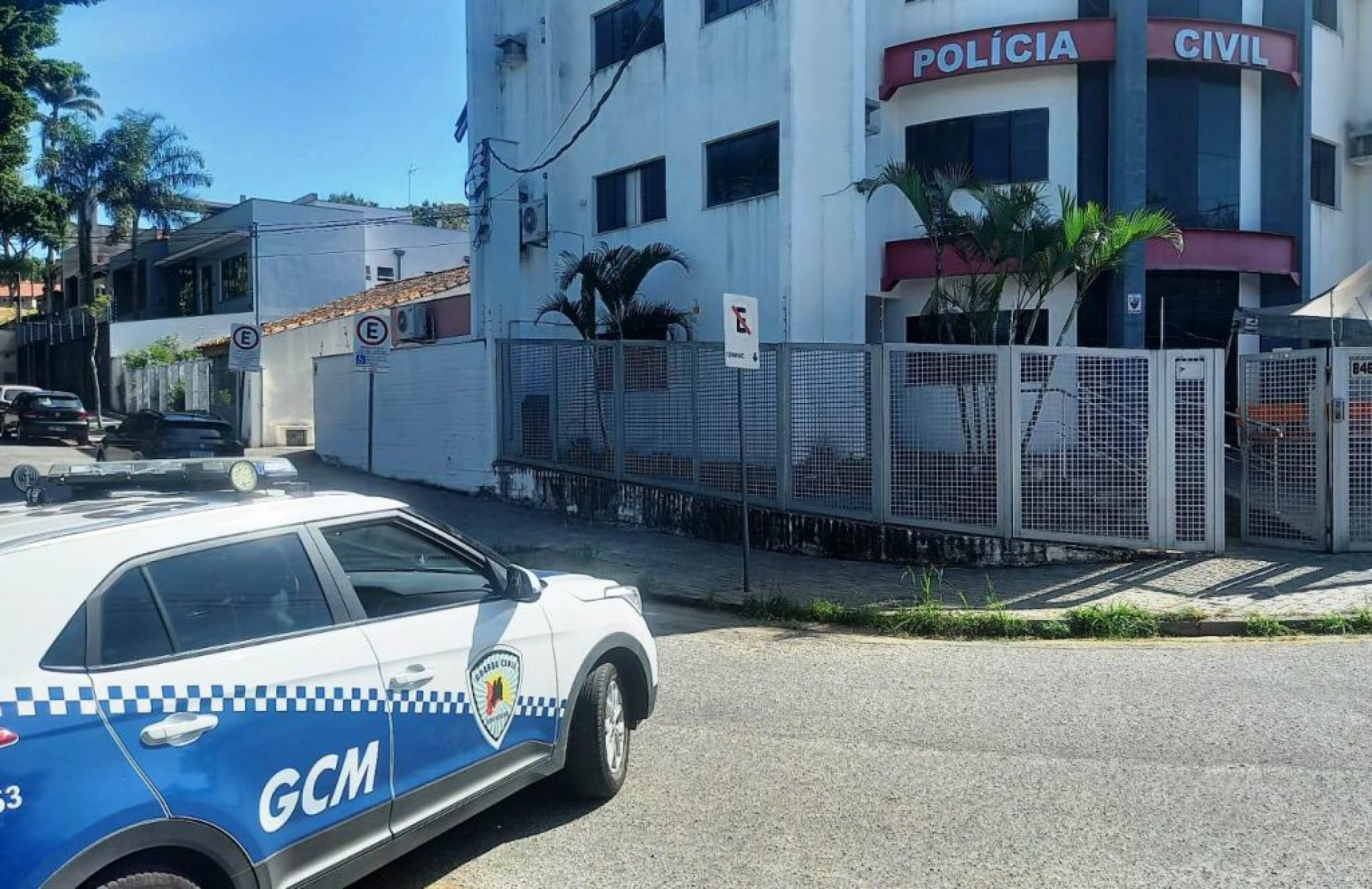 A Delegacia de Defesa da Mulher determinou a prisão do rapaz por descumprimento de medida protetiva 