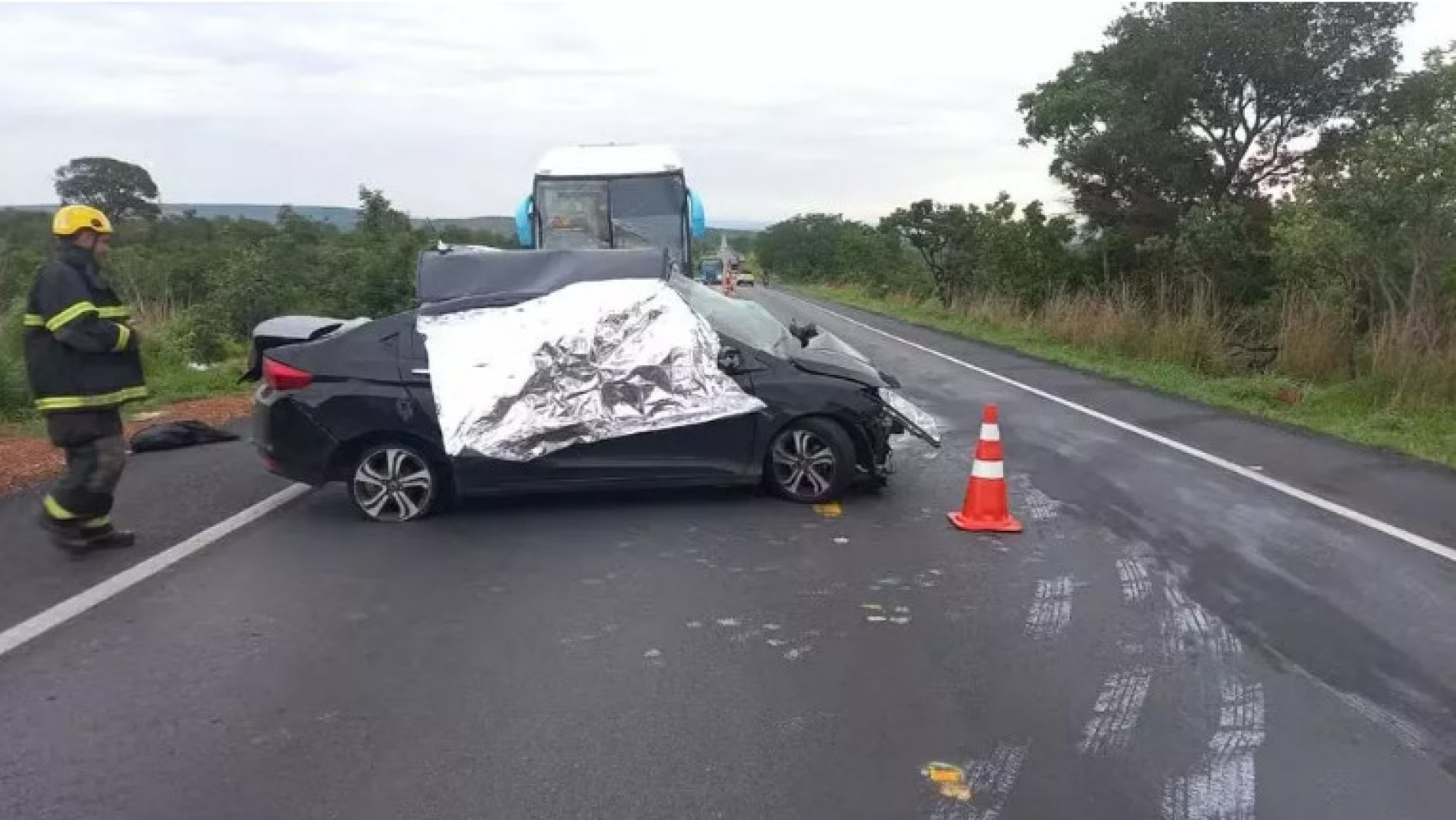 Acidente aconteceu na madrugada desta quinta-feira (26)