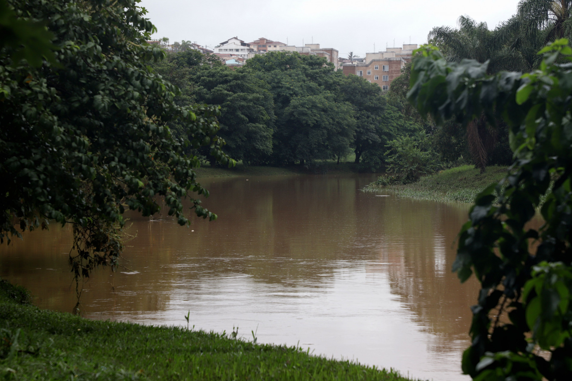 O nível do rio Sorocaba, nesta sexta-feira (27), está 30 cm acima do normal