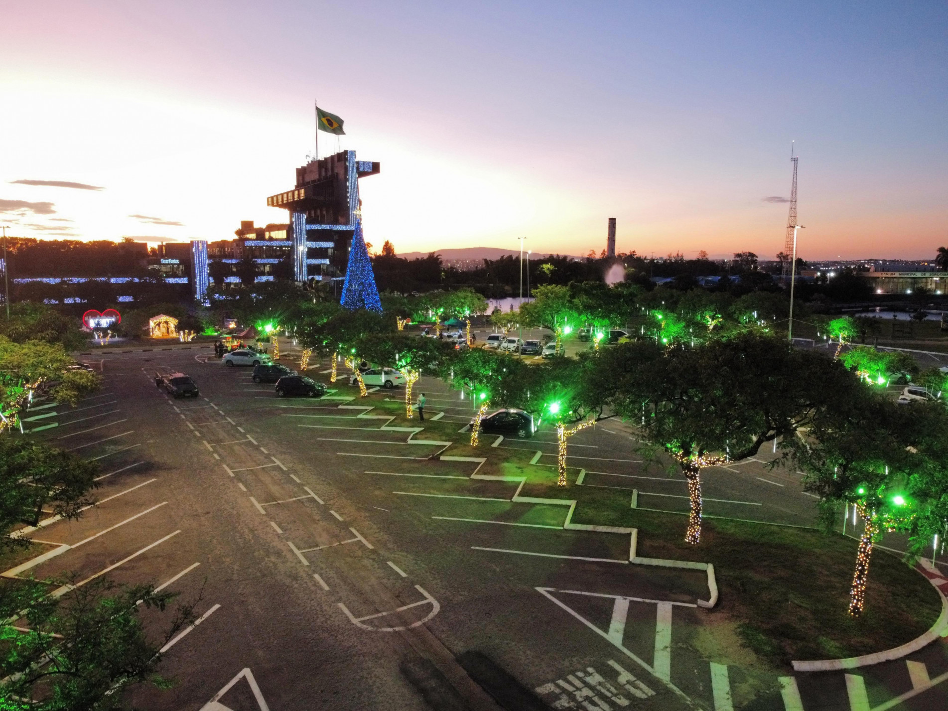 Prefeitura de Sorocaba, enfeitada para as comemorações de final de ano. 