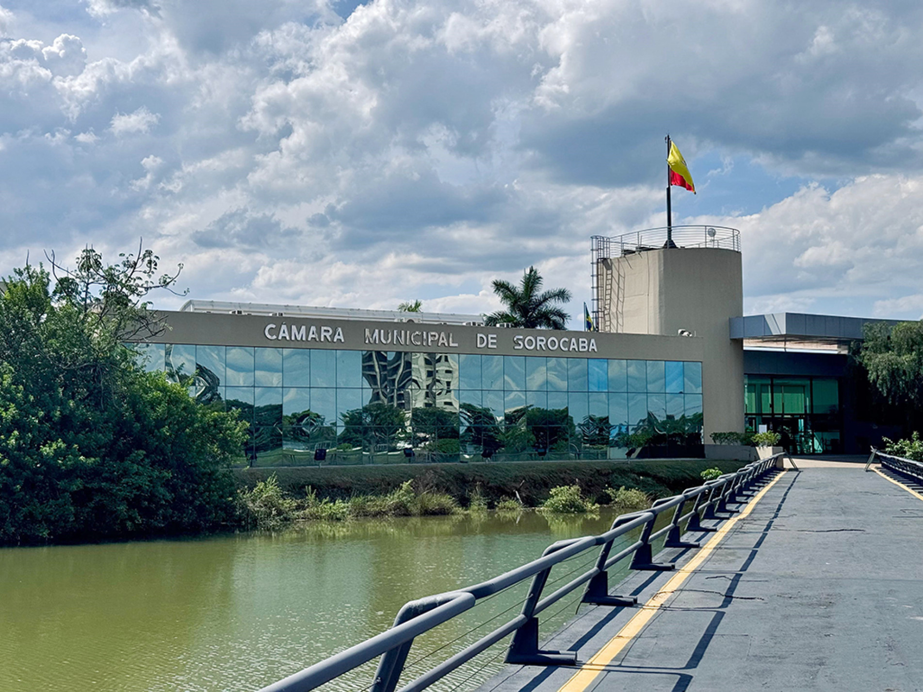 Projeto é aprovado pela Câmara Municipal com 17 votos a favor e oito contrários
