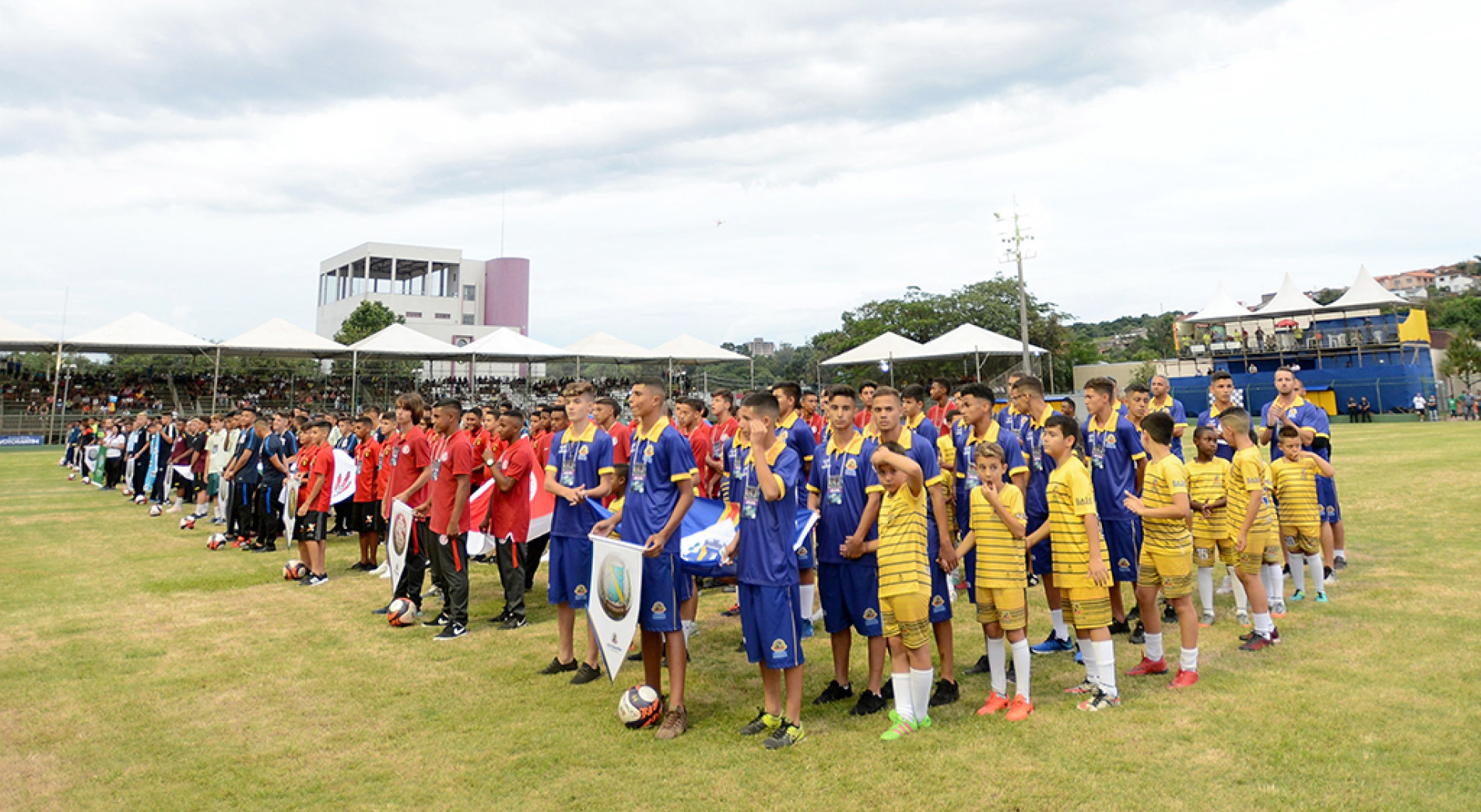 Como já é tradição, no primeiro dia há o desfile de apresentação das equipes participantes 
