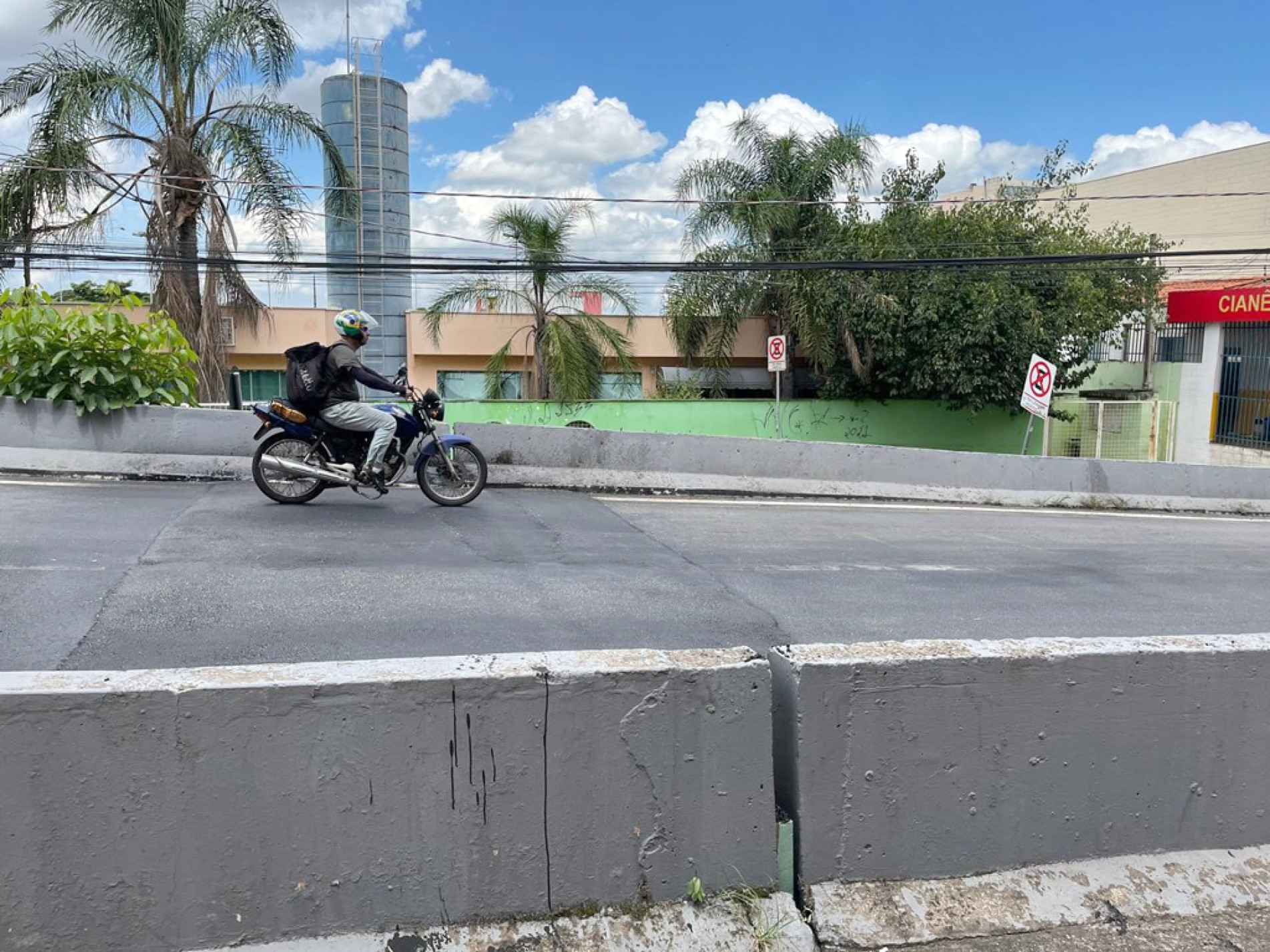 Placa ameaça cair do viaduto Maria Salete Gomes
