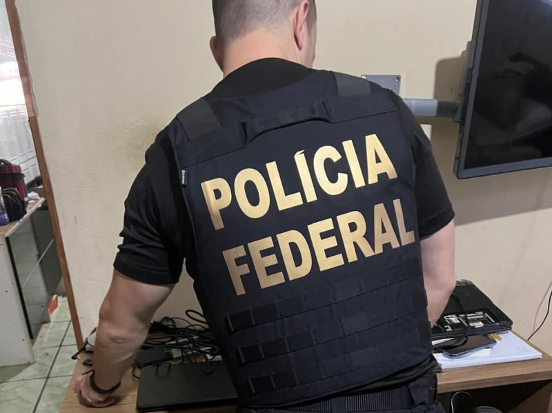 Polícia Federal cumpriu mandado de busca e apreensão na casa do investigado 