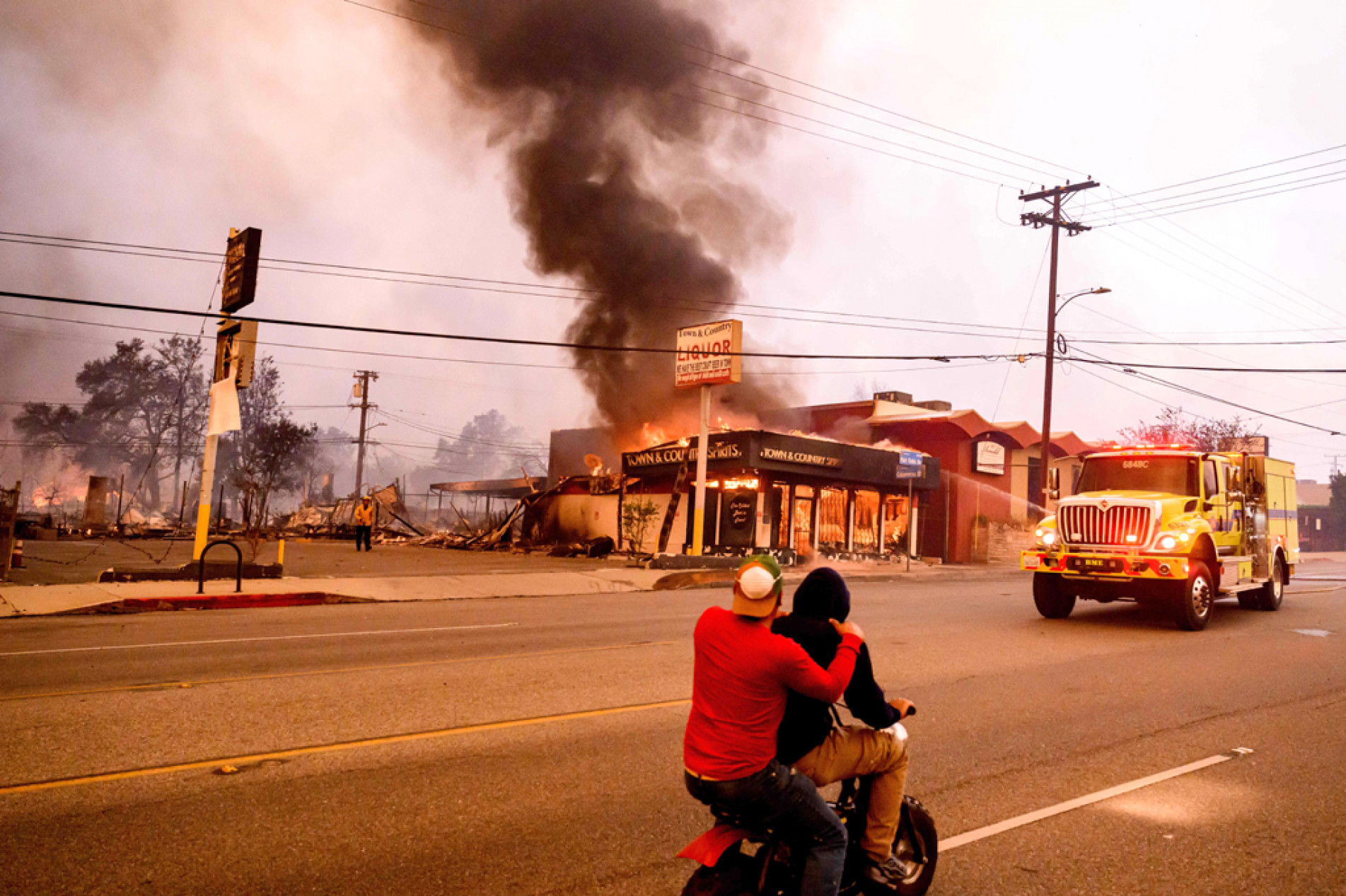 Mais de 130 mil pessoas receberam ordem de evacuação em Los Angeles e arredores