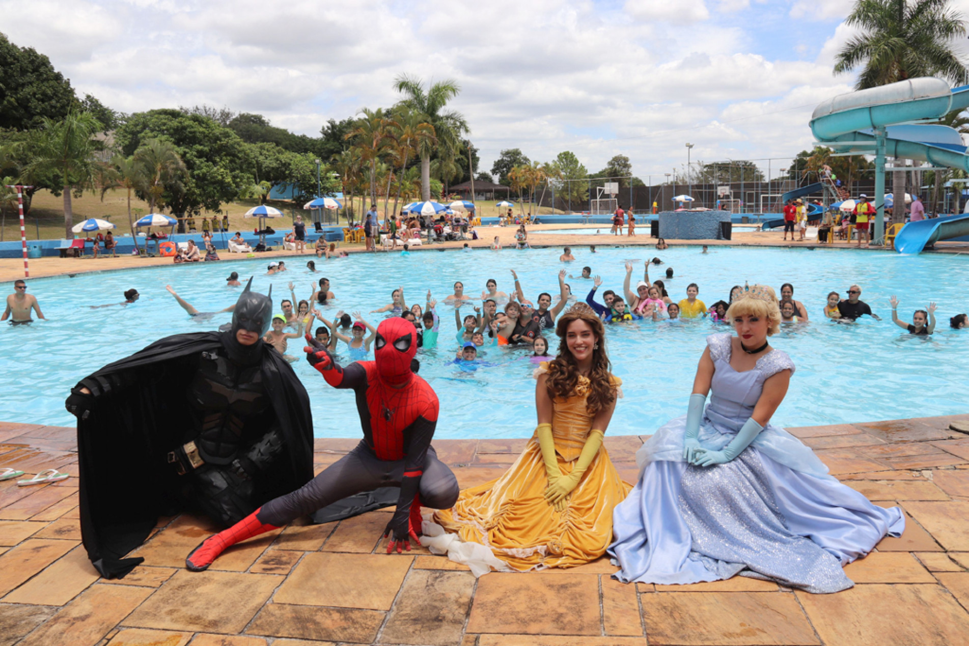 Atores do Grupo Mundo Caramelo interpretaram personagens para animar a criançada no Clube União Recreativo Campestre
