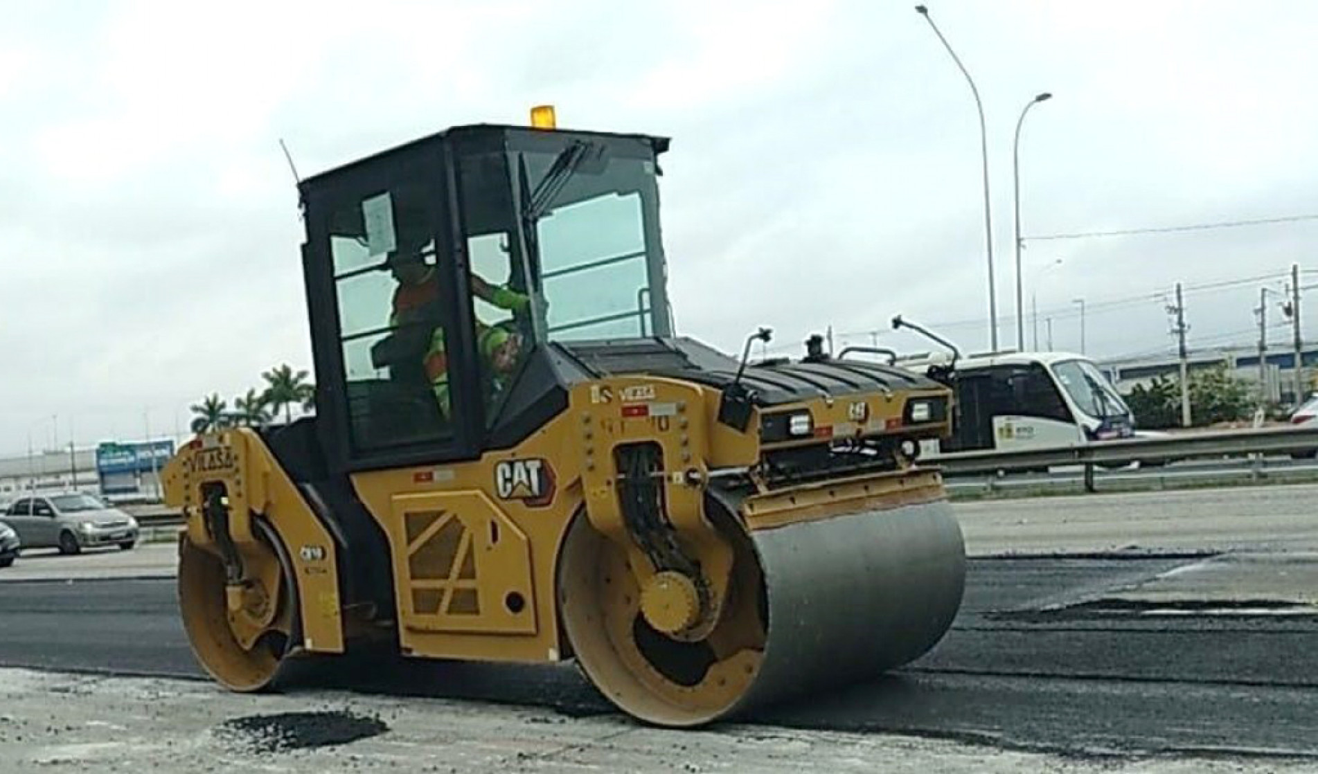 Obras de conservação do pavimento são executadas no quilômetro 78, em Itu
