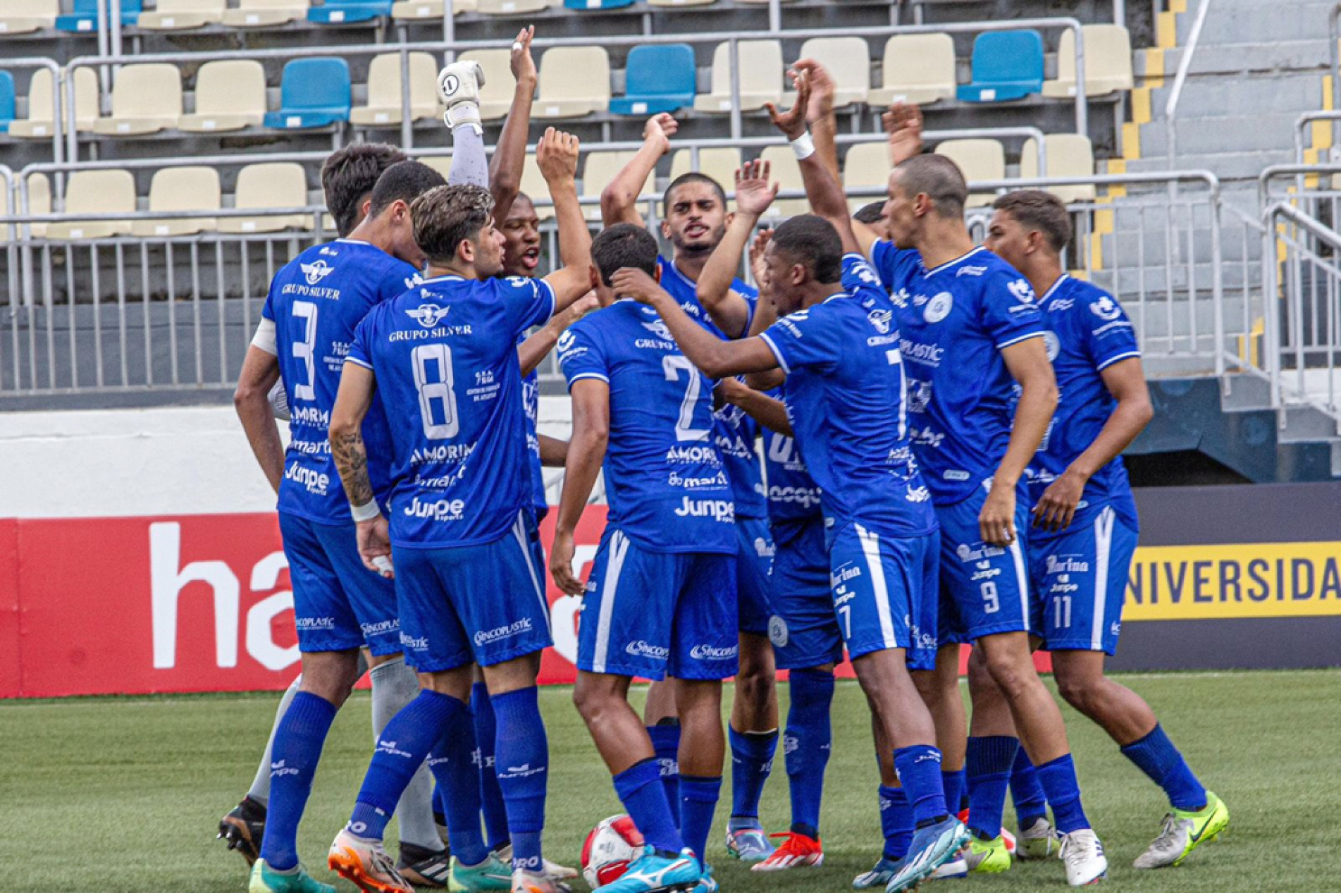 Jogadores comemoram um dos quatro gols: vitória vem tarde demais para o time sorocabano