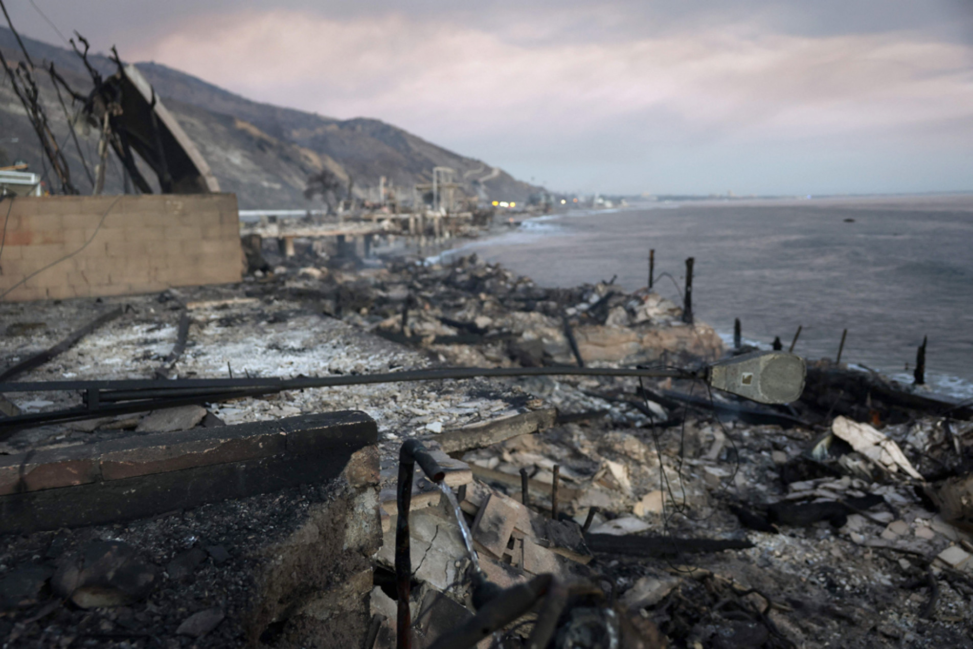 Casas na beira do mar, em Malibu, foram destruídas
